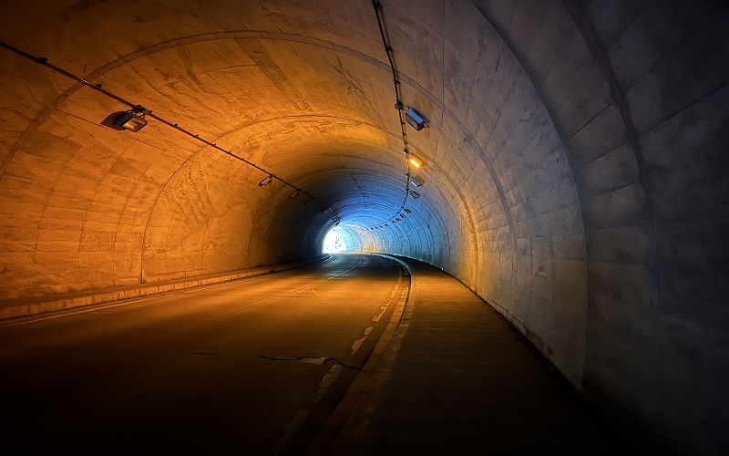 薄暗い宇の岬トンネル内