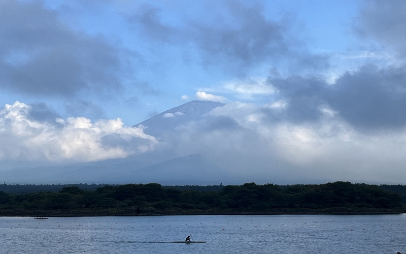 精進湖他手合浜から見える子抱き富士