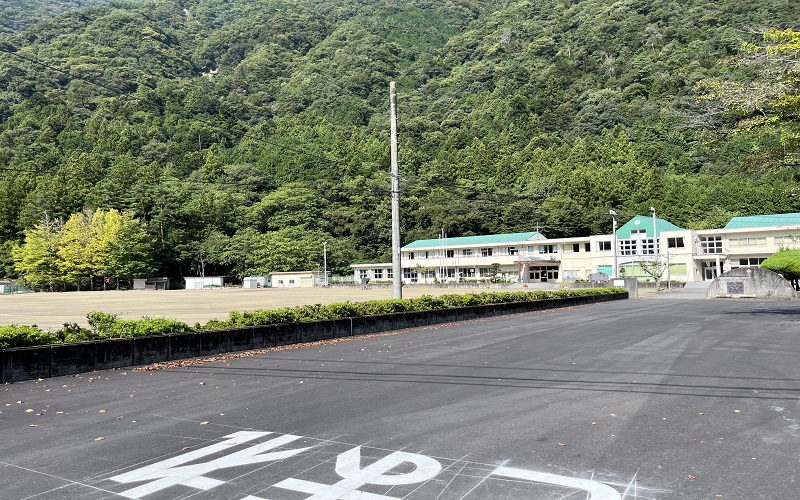 エメラルドグリーン色の屋根が特徴の早川町立早川中学校