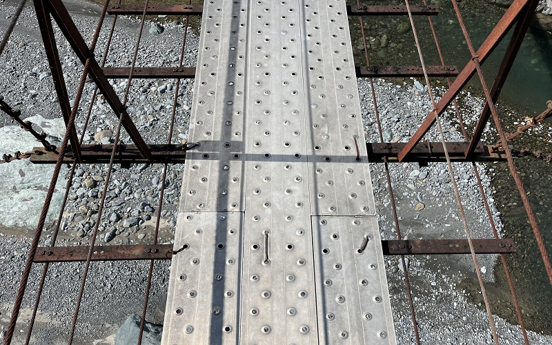 吊り橋のアルミ製踏板