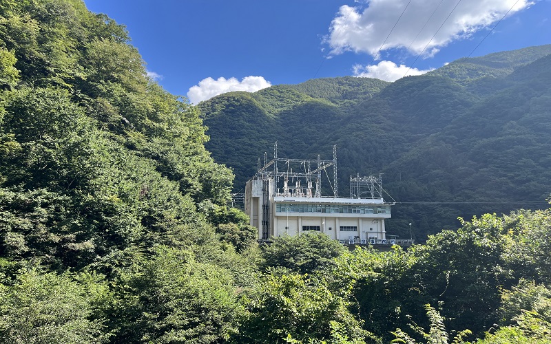 山に囲まれた奈良田第一発電所の施設