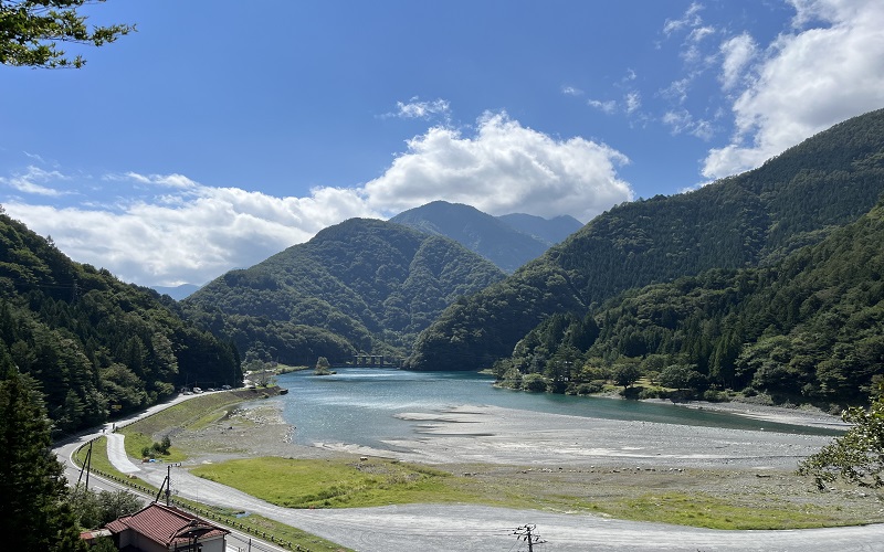 奈良田の里からの奈良田湖の眺め