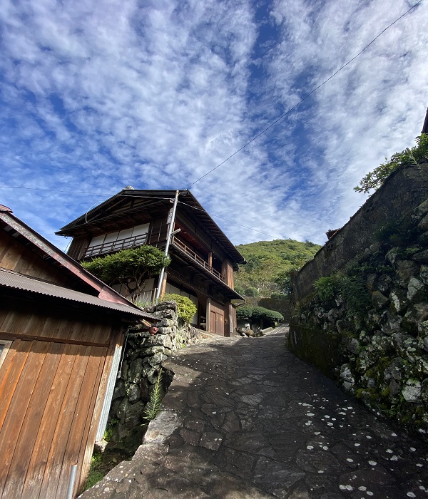 赤沢宿にある細く急勾配な石畳の坂道