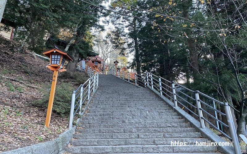 新倉富士浅間神社の本殿に続く階段