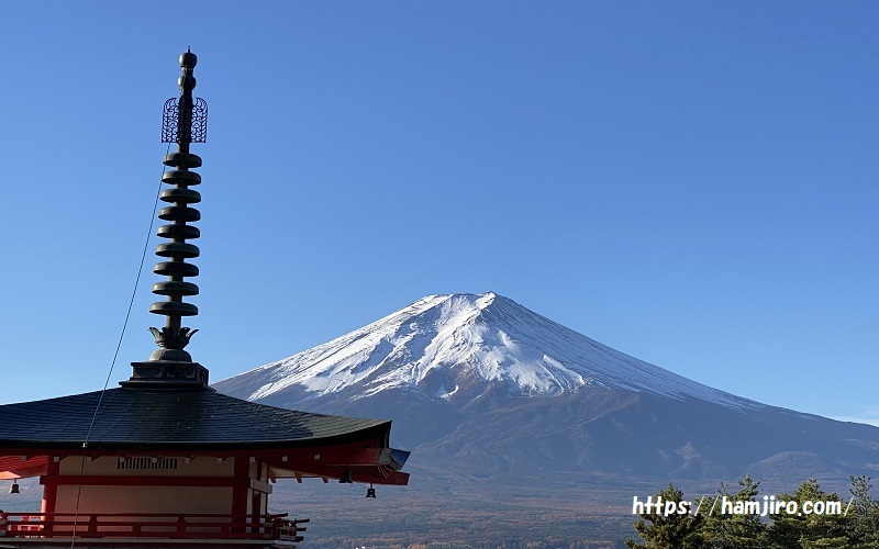 五重塔と雲一つない富士山