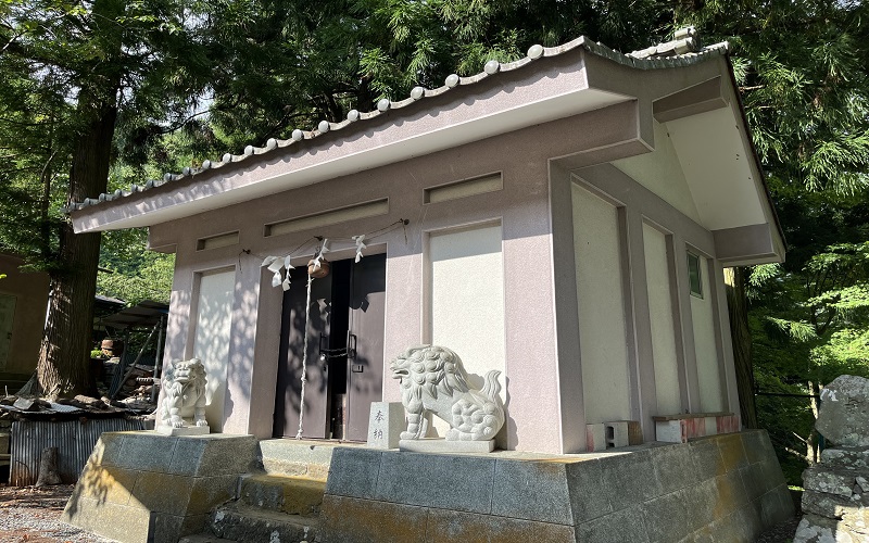 國玉神社にあるコンクリート製の社殿