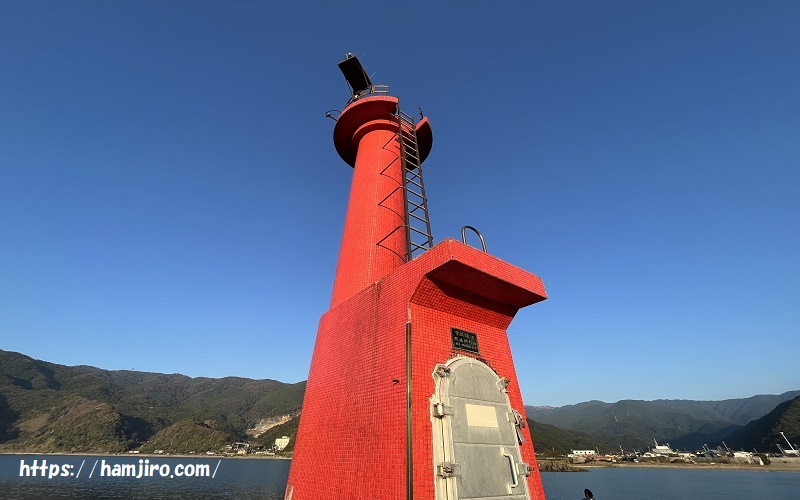 赤いタイル造りの灯台と青い空