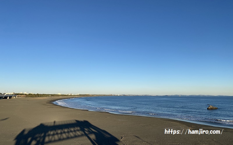弧を書くように見える青空の湘南海岸