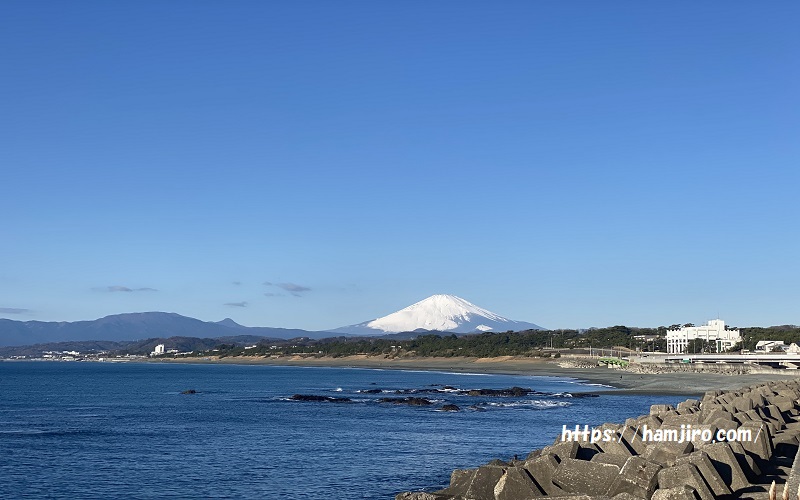 雪化粧をした富士山と青空