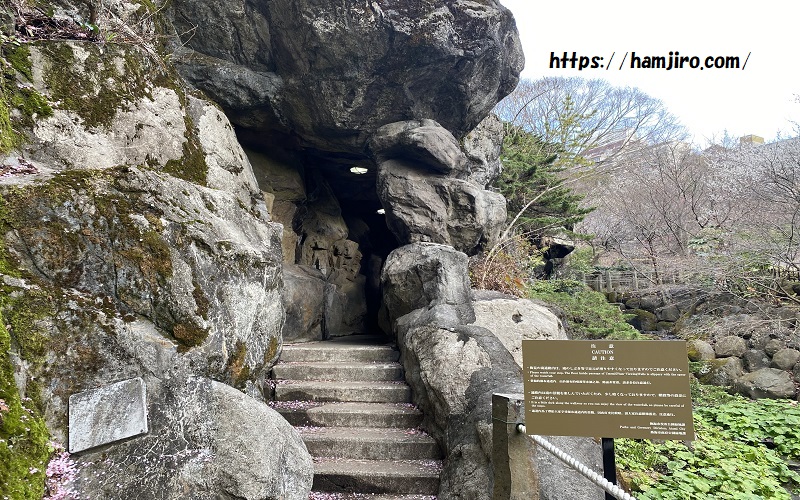 岩の洞窟になっている滝の裏側通路入口