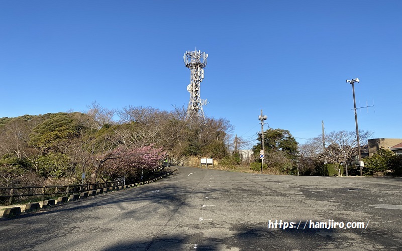 奥に白鉄塔が見渡せる披露山公園駐車場