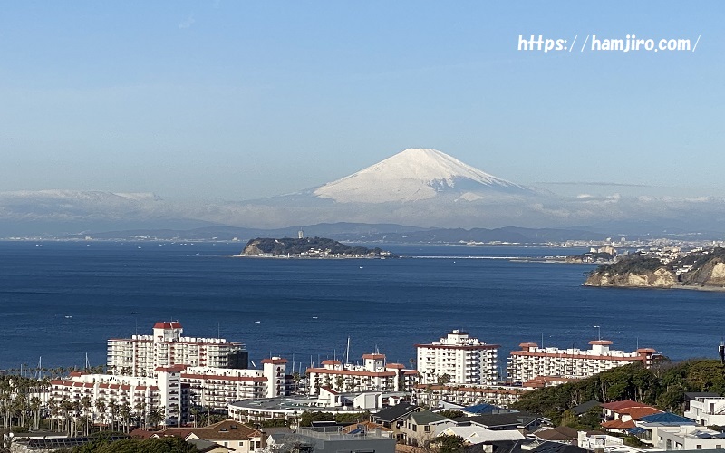 青空の逗子マリーナ、江の島、富士山の眺望