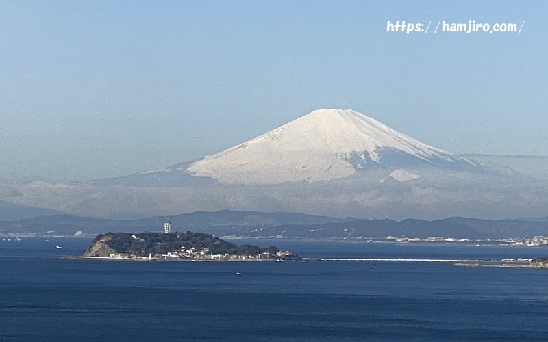 江ノ島と雪冠の富士山