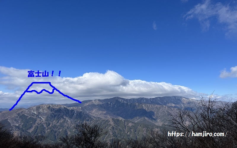 丹沢山系と雲で見えない富士山