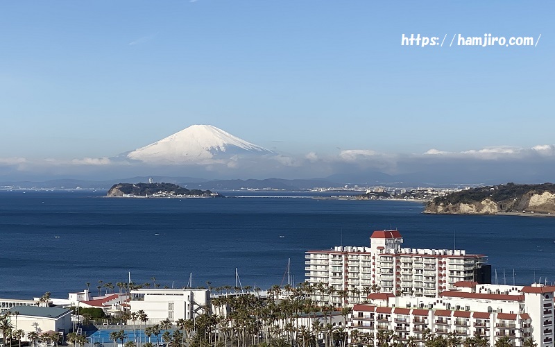 空が青く天気がいい景色の眺望が見える手前から逗子マリーナ、江の島、冠雪の富士山
