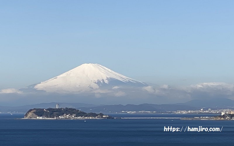 空が青く天気がいい景色の眺望が見える手前から江の島と冠雪の富士山