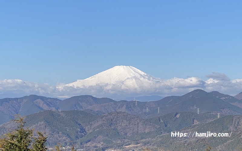 丹沢山系の奥に大きな冠雪富士