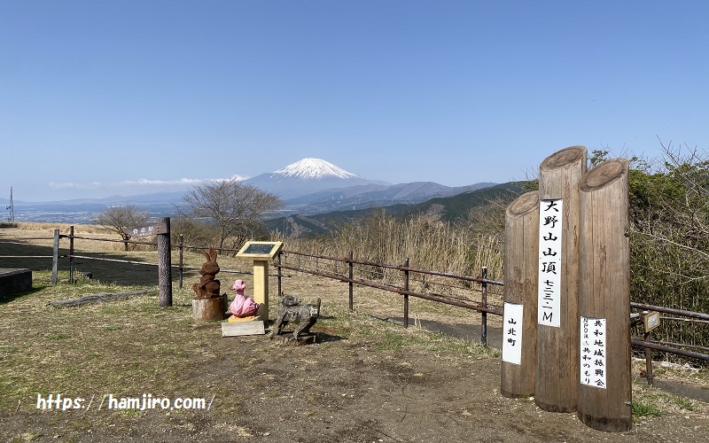 遠くに富士が見える山頂展望台