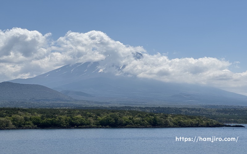 雲がかかっている富士山