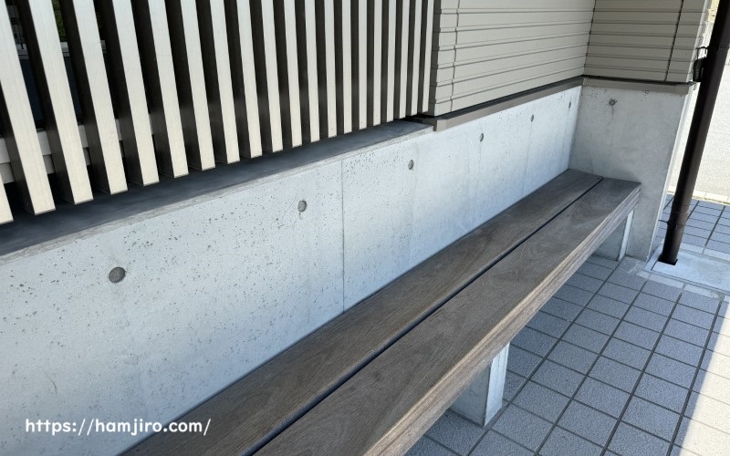 ゆるキャン△の聖地公衆トイレ前の木製ベンチ
