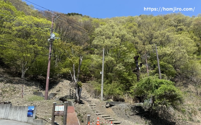 旧個賠の階段が続く中ノ倉峠登山道入口