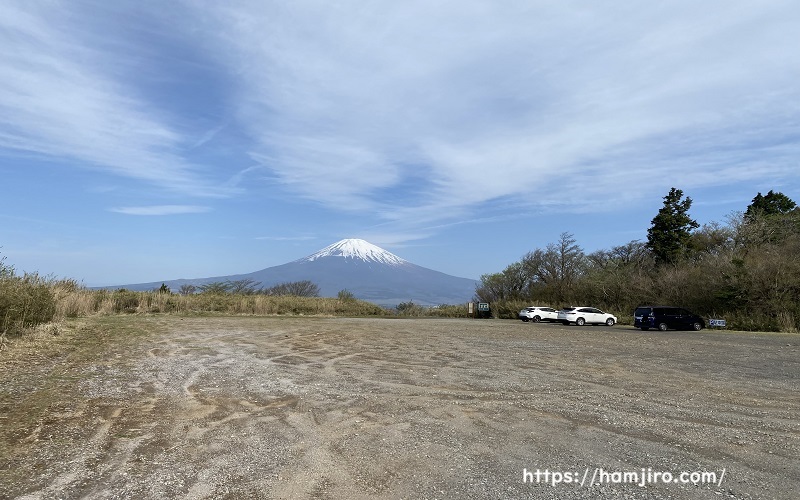 砂利敷の長尾峠駐車場と富士