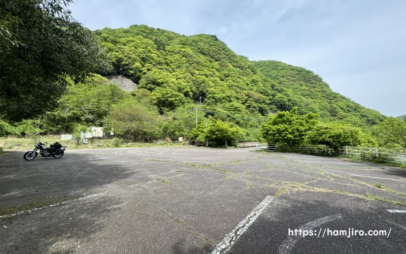 ひび割れたアスファルト駐車場