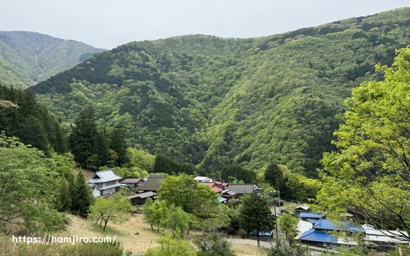 上から見る山間にある小さな湯之奥集落