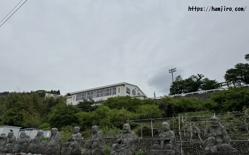 丘の上にある本栖高校体育館