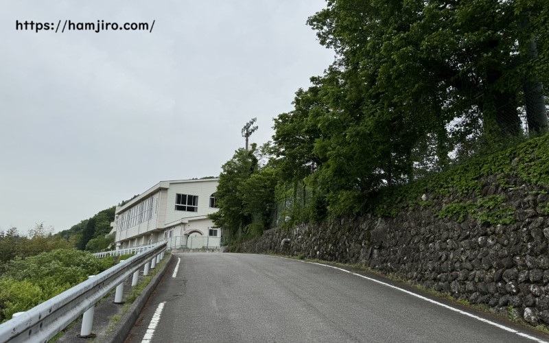 坂道の奥にある本栖高校体育館