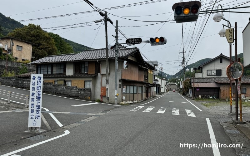 下部小学校入口十字路の交差点