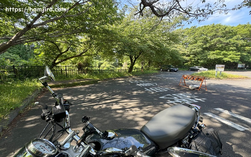 アスファルト舗装のバイク駐車場