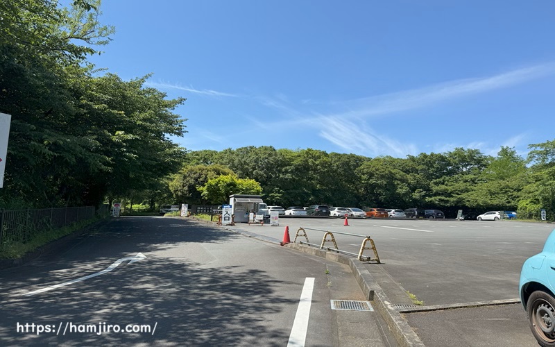 アスファルト舗装の町営駐車場入口