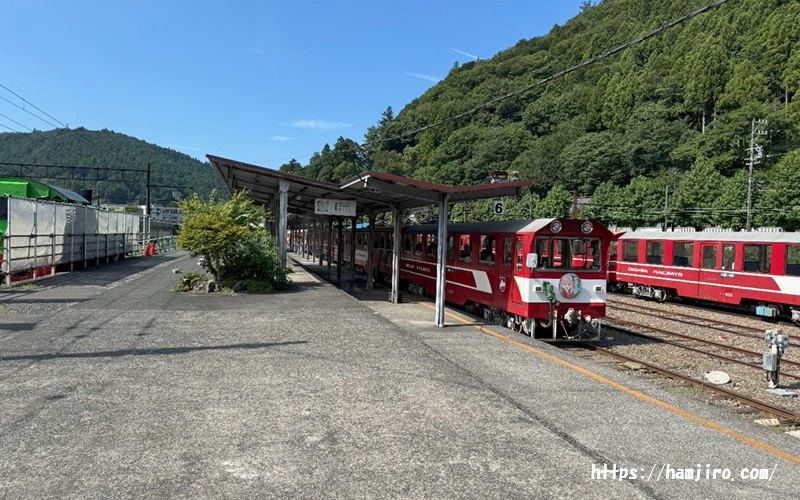 千頭駅ホームに停車中の井川線