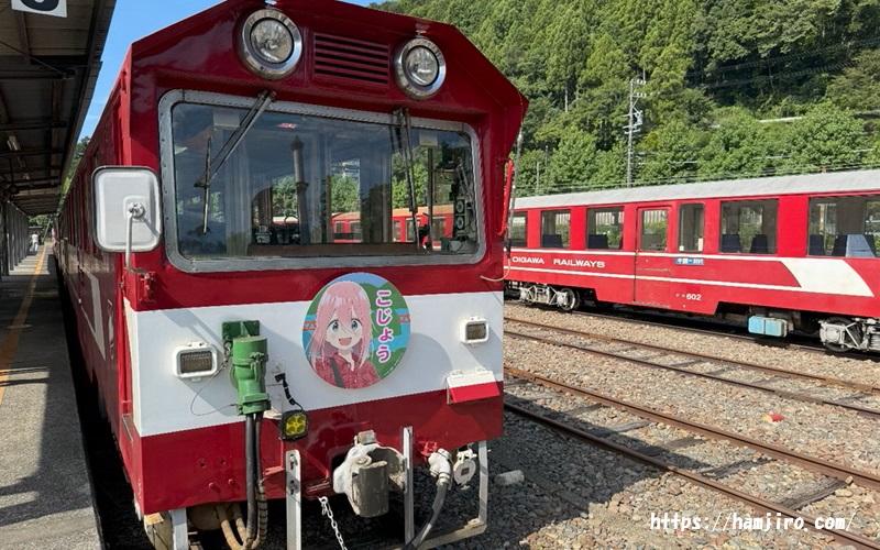 赤に白地のライン列車の井川線