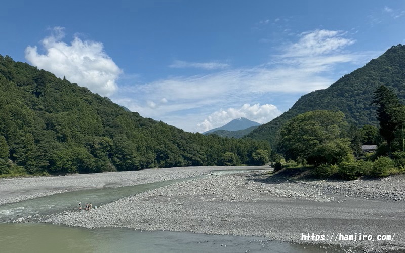 大井川と新緑の山々