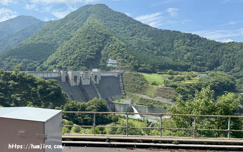 山あいにある長島ダム