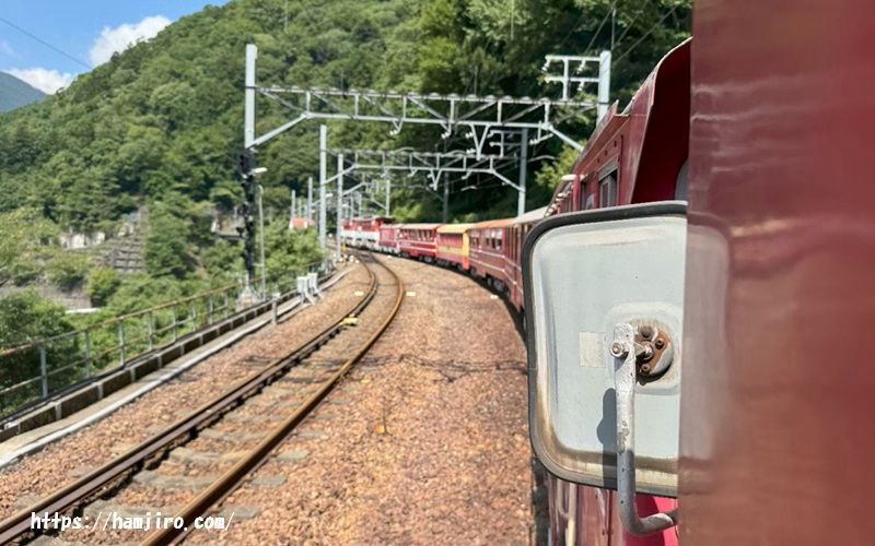 運行中のアプト式電気機関車の井川線