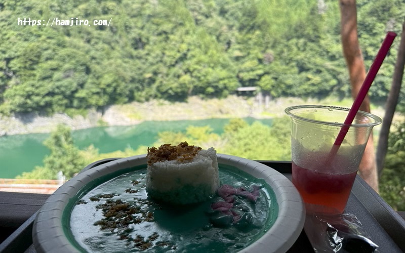 蒼い湖上カレーとアセロラドリンク