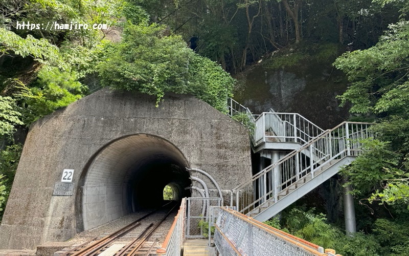 トンネル横にジグザクの鉄製階段