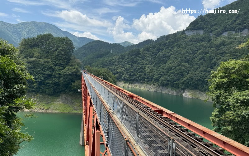 まっすぐ駅に伸びるレインボーブリッジ