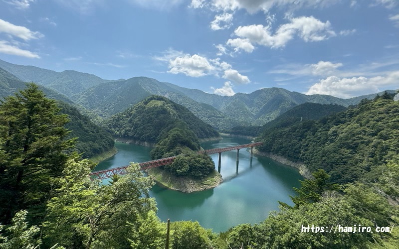 接岨湖にせりだした島にある奥大井湖上駅