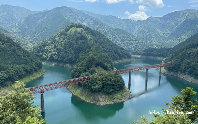 接岨湖に浮かぶ奥大井湖上駅