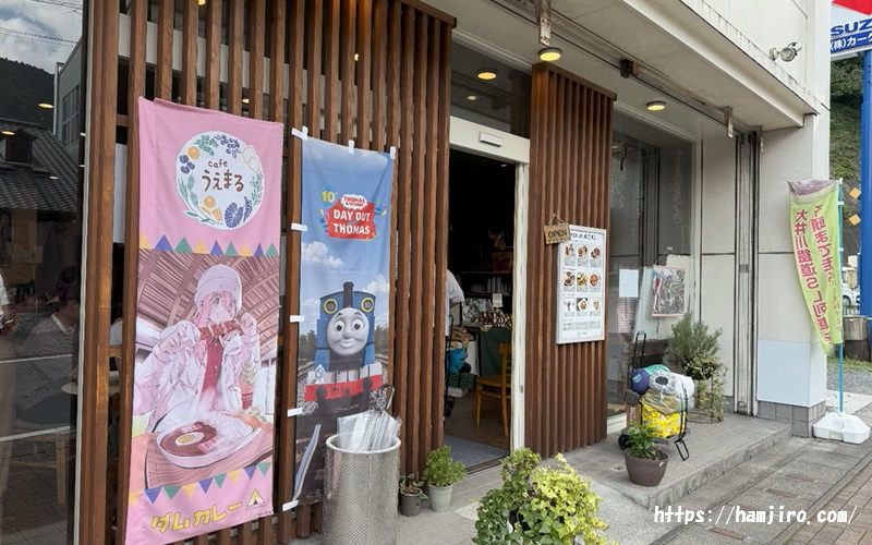 建物一階にあるcafeうえまる前