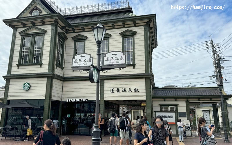 観光客でごった返している道後温泉駅前