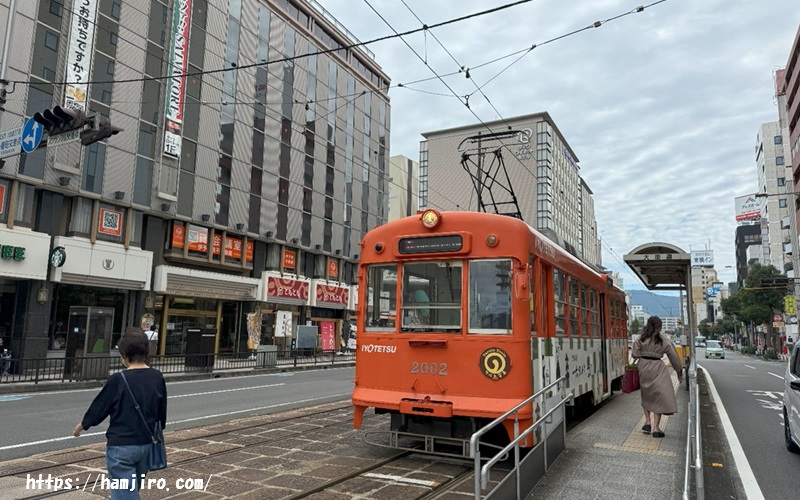 大街道駅に停車中のオレンジ色の伊予鉄路面電車