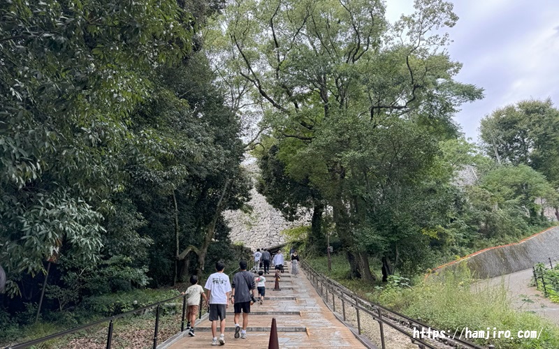 登城道の緩い階段