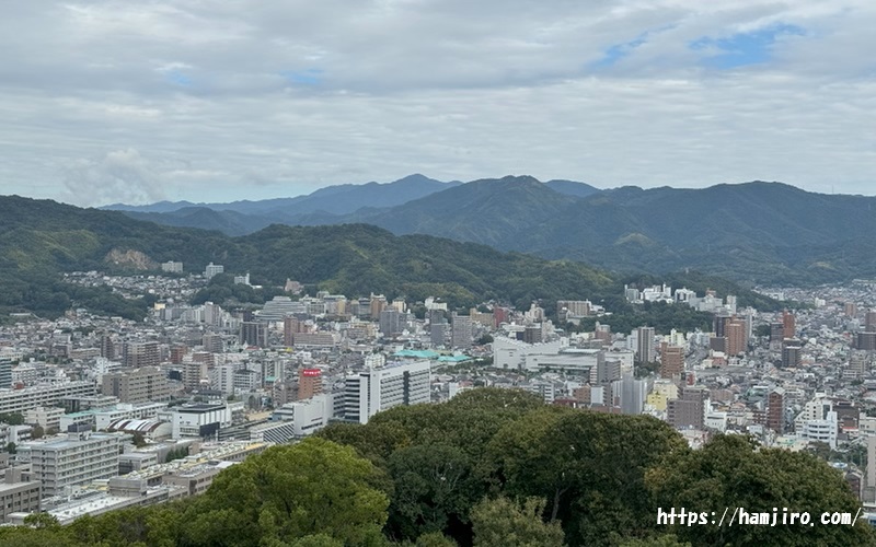 天守最上階展望エリア東側から見える道後温泉