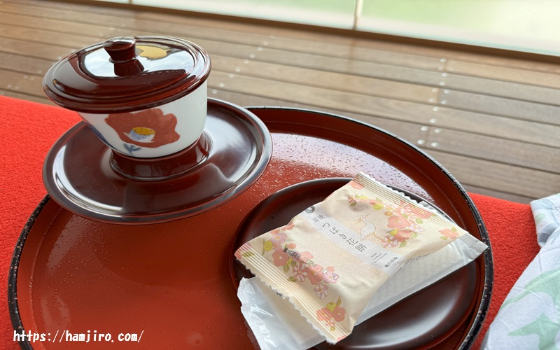 朱色のお盆に乗っているお茶菓子