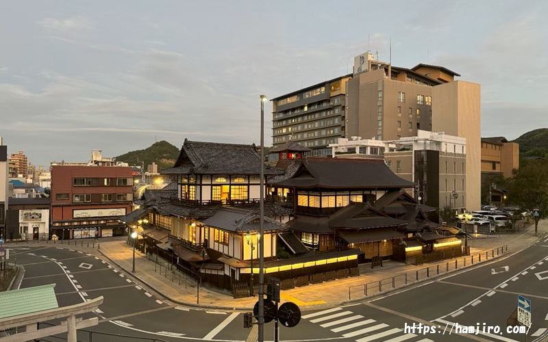 俯瞰した位置から見る道後温泉本館